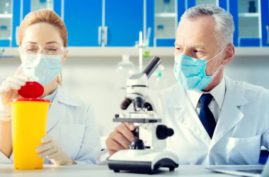 Bilimsel deney Laboratuvarı iş arkadaşları