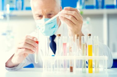 Adam dökülen kimyasal sıvı tüp içine yakın çekim