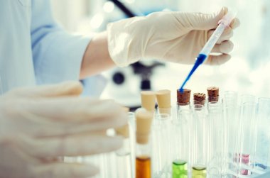 Pipet ile sıvı çalışırken kullanarak laboratuar işçisi