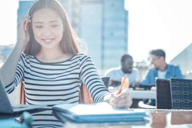 Açık havada çalışırken gülümseyen kadın serbest meslek