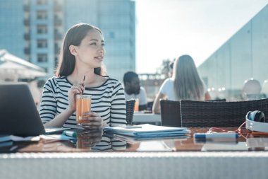 Suyu içme ve rüya dalgın genç bayan