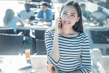 Gülümseyen kız zevk telefon görüşmesi