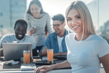 İle grup kafede oturan güzel sarışın Bayan