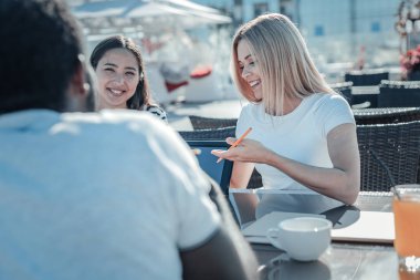 Neşeli serbest proje üzerinde çalışırken sohbet