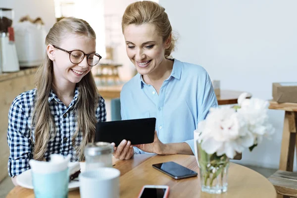 Erstaunliche Weibchen sehen lustiges Video — Stockfoto