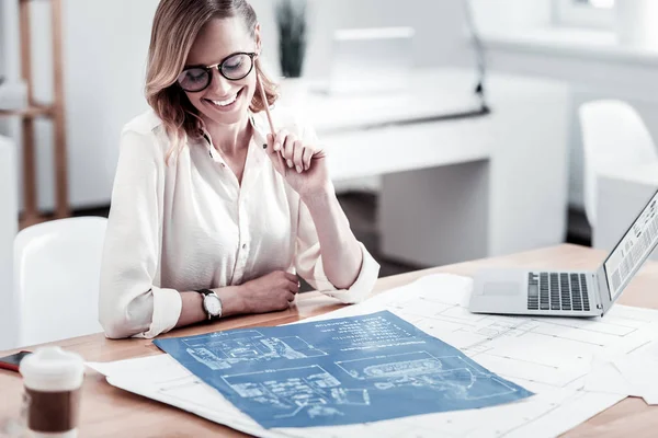 Cheerful office worker having great idea — Stock Photo, Image