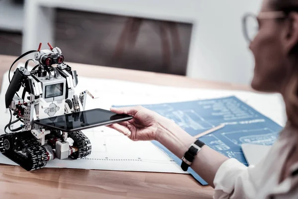 Kadın eli o holding tablet yakın çekim