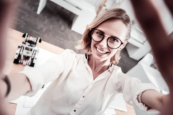 Erstaunliche junge Frau posiert vor der Kamera — Stockfoto