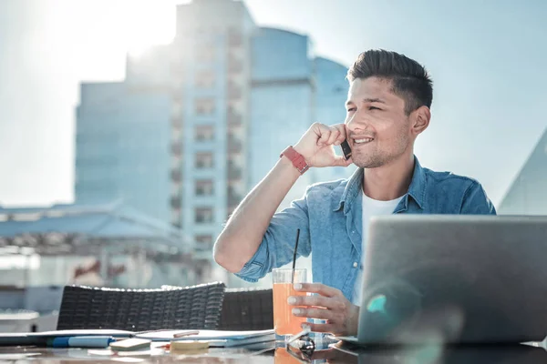 Guapo caballero disfrutando de conversación telefónica en la terraza —  Fotos de Stock