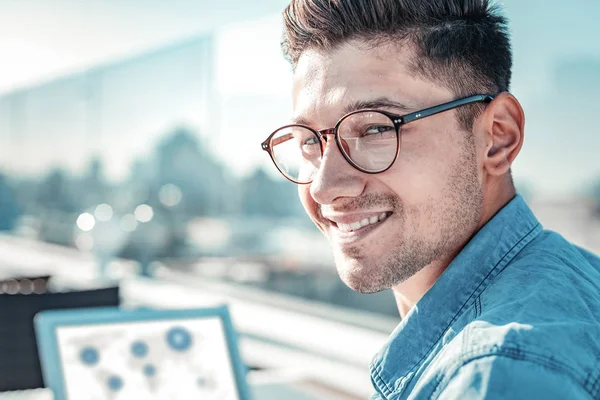 Retrato de tipo feliz radiante mientras trabaja en el ordenador portátil —  Fotos de Stock