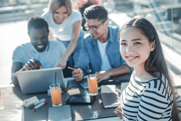 Strahlende Mädchen treffen sich mit Freunden im Café — Stockfoto