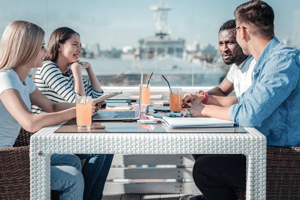 Gruppo di giovani freelance che si riuniscono in caffetteria per pranzo — Foto Stock