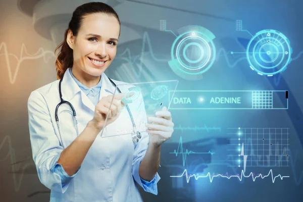 Medico sorridente guardando felice mentre in piedi con un dispositivo trasparente — Foto Stock