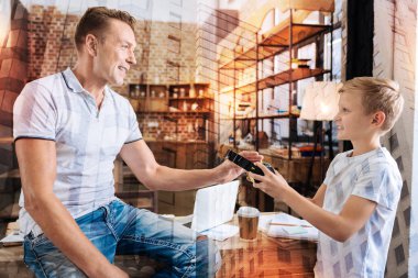 Mutlu çocuk babasından yeni kulaklıklar Başlarken