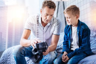 Ciddi adam gösteren modern gadget