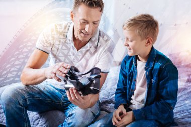 Yakışıklı erkek kişi oğlu ile konuşmak