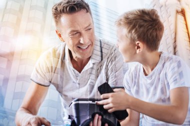 Olumlu memnun genç adam hoş sohbet