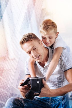 Mutlu çocuk babası kucaklayan