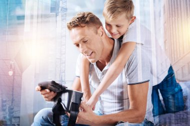 Sarışın yakışıklı onun cihaz arıyor