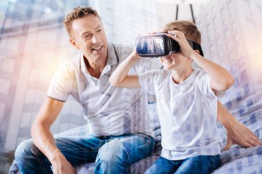 Neşeli çocuk vizyon için maske ile oynarken