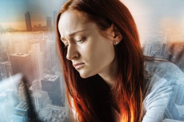 Oturma ve seyir derin üzücü kadın.