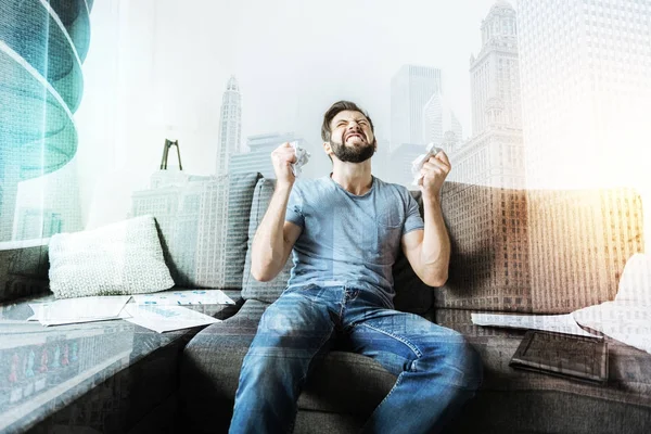 Hombre enojado estresante sentado y haciendo una cara irónica . —  Fotos de Stock