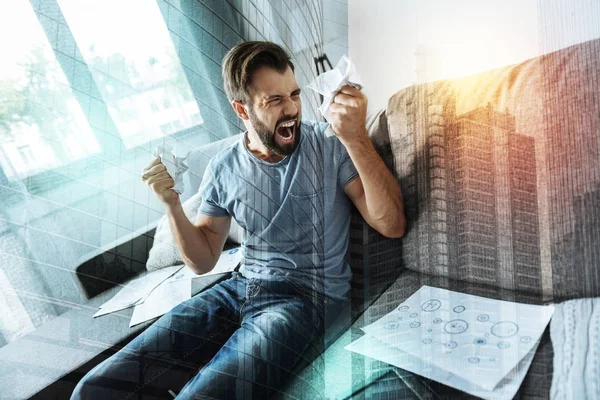 Enojado hombre frustrado mirando el papel y gritando . —  Fotos de Stock