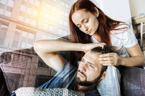 Cansado pessoa masculina sendo profunda em pensamentos — Fotografia de Stock