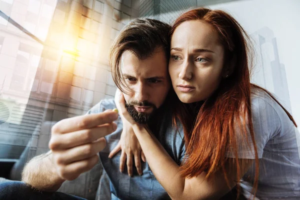 Järkyttynyt nainen syleilee hänen mies — kuvapankkivalokuva