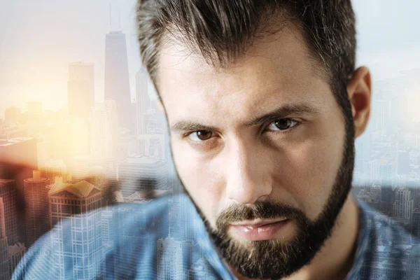 Serious handsome man concentrating and looking straight. — Stock Photo, Image