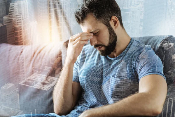 Stressande ledsen människa sitter och att ha huvudet ont. — Stockfoto