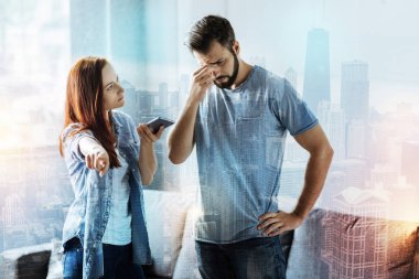 Sakallı adam yüzünü ondan ayrılmak isteyen sevgilisini süre dokunaklı