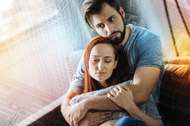 Genç kadın tür erkek arkadaşıyla sarılma iyi duygu