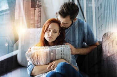 Romantik adam bağışlanmak sırasında kız arkadaşı sarılma