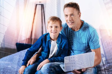 Mutlu baba ve oğul kameraya bakıyor