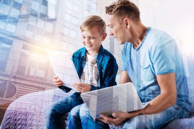 Mutlu erkek kişi okuma görev