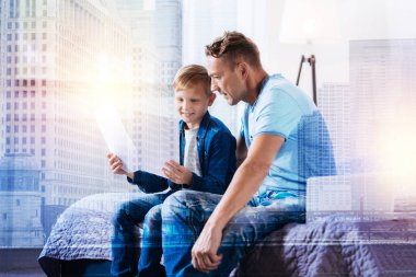 Oğlunun oturan ciddi genç adam