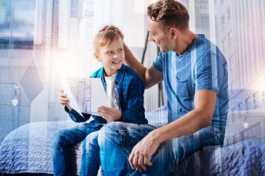 Mutlu çocuk babasına bakıyor