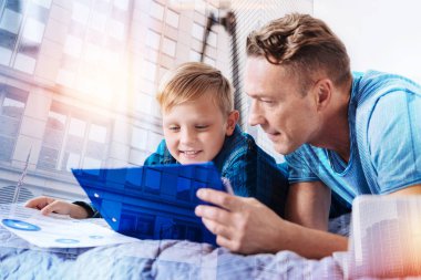 Özenli babası görevi tamamlamak için yardım