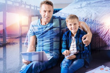 Mutlu adam oğlu kucaklayan