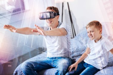 Neşeli adam oğlu oyuncakla oynamak