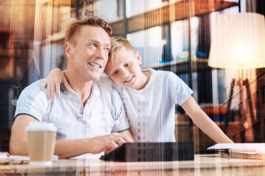 Genç Baba derin düşünceler içinde olmak