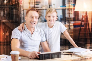 Dost baba ve oğul kentsel çevreleyen karşı ayakta