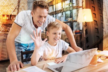 Mutlu çocuk video bir konuşma yaparken sallayarak