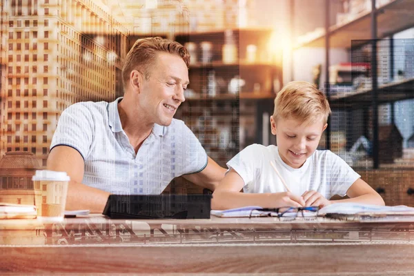 Un parent et un fils positifs passent du temps à la maison — Photo