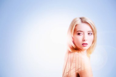 Düşünceli güzel kadın için dönüm