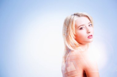 Düşünceli olmak ciddi güzel kadın