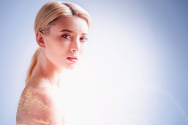 Çekici hoş kadın doğası hakkında düşünme