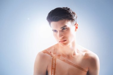 Ona bakmak ciddi düşünceli adam