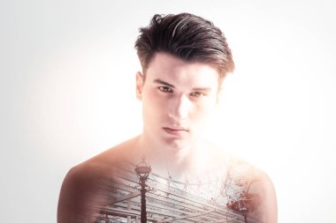 Esmer nazik adam hareketli ileri